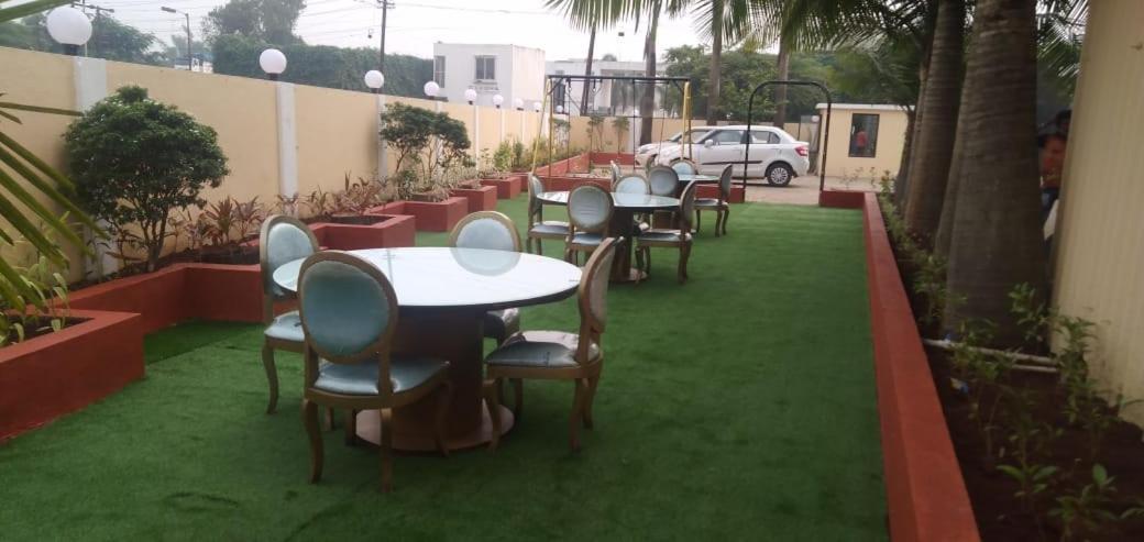 Hotel Aristro Lonavala Eksteriør billede