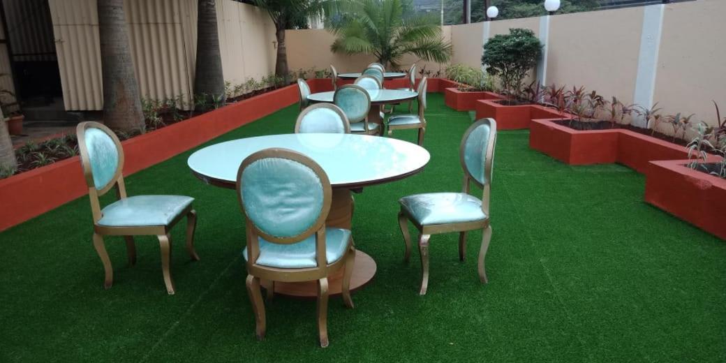 Hotel Aristro Lonavala Eksteriør billede