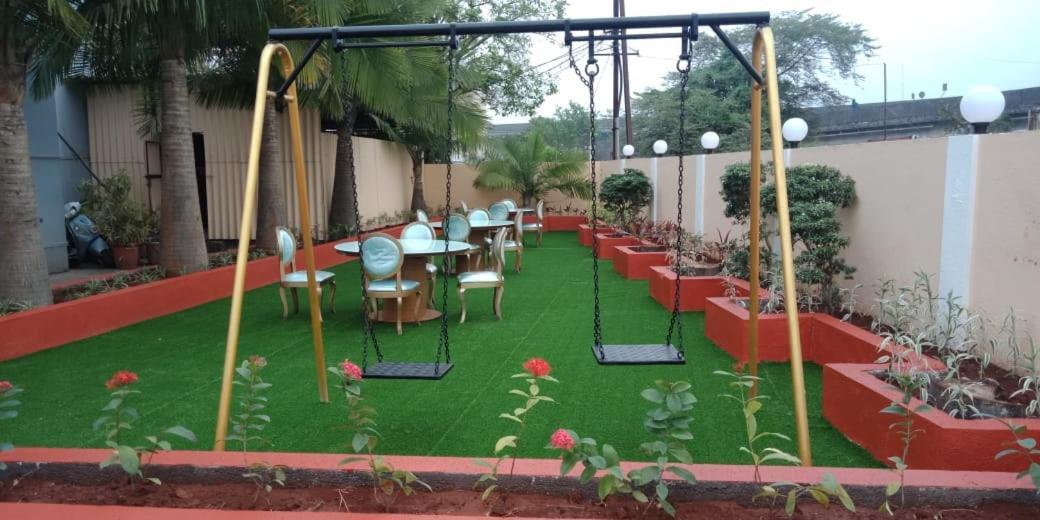 Hotel Aristro Lonavala Eksteriør billede