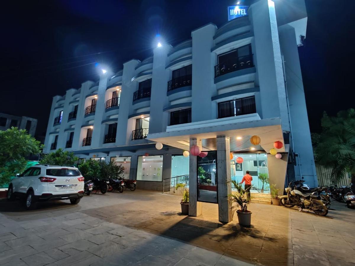 Hotel Aristro Lonavala Eksteriør billede