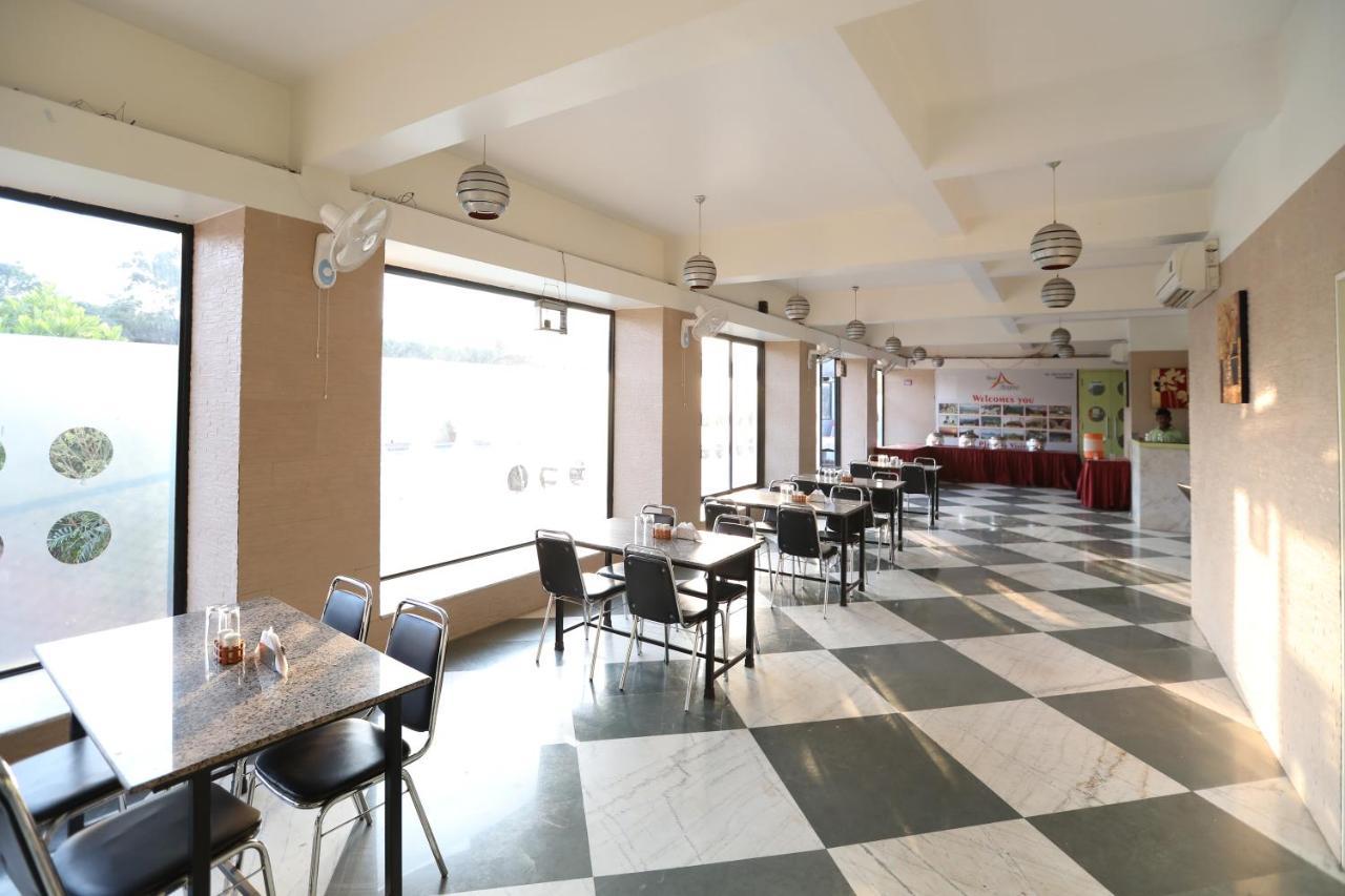 Hotel Aristro Lonavala Eksteriør billede