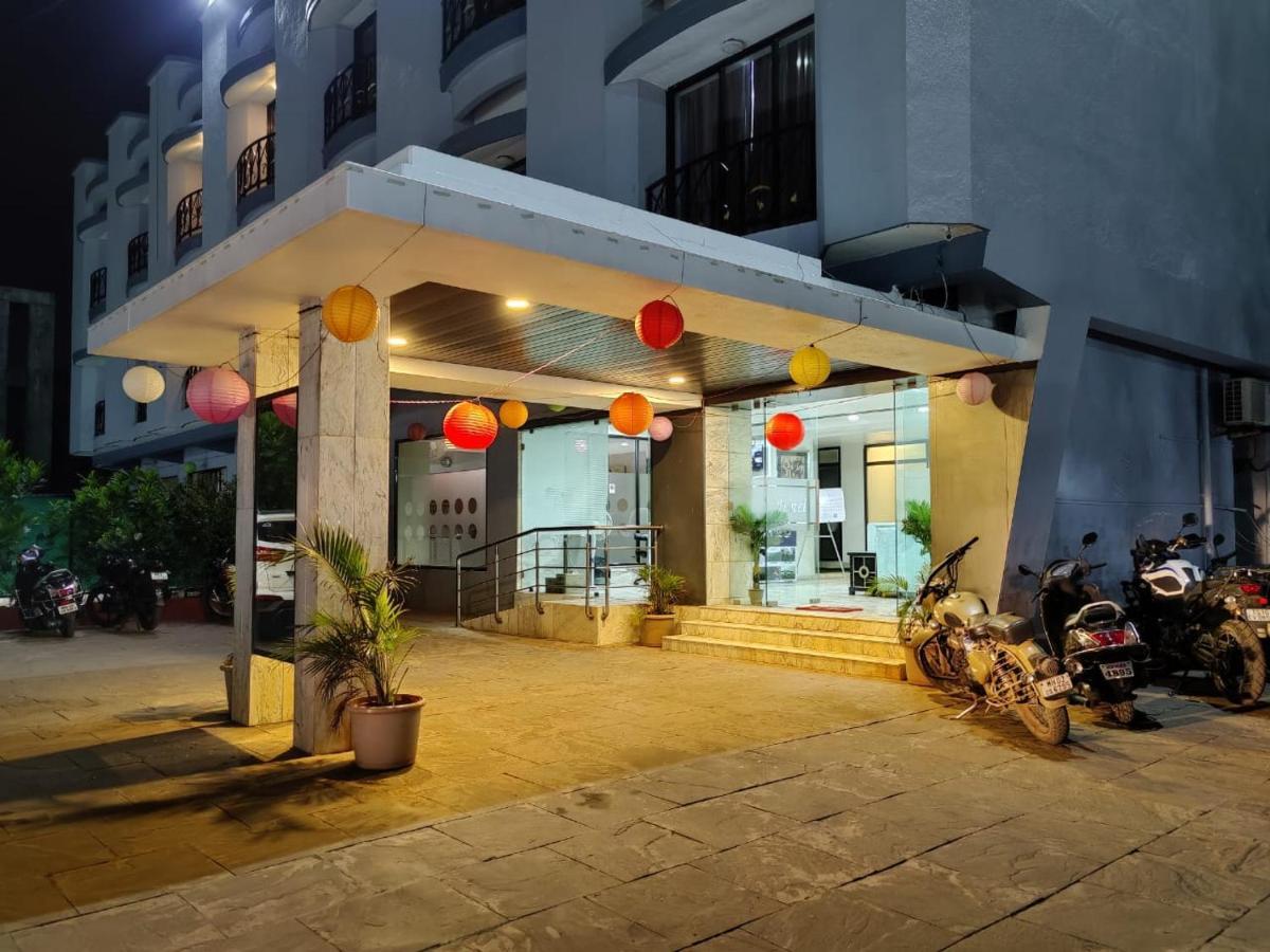 Hotel Aristro Lonavala Eksteriør billede