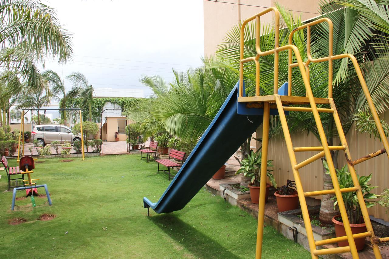Hotel Aristro Lonavala Eksteriør billede