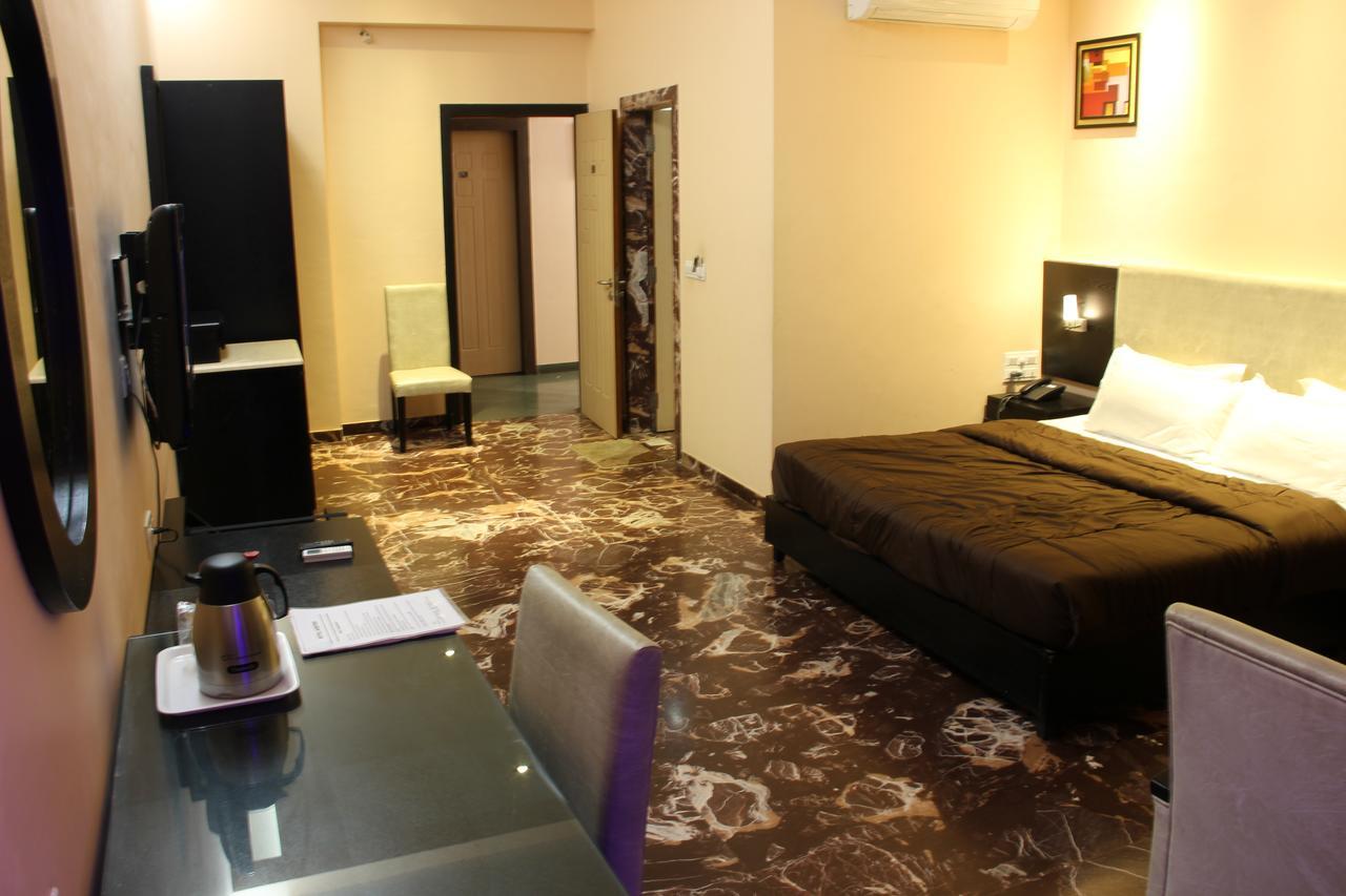 Hotel Aristro Lonavala Eksteriør billede