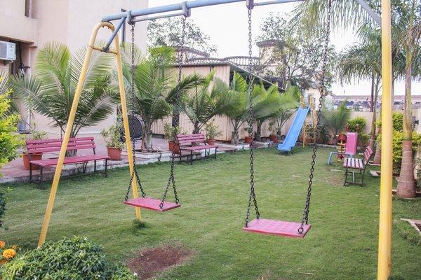 Hotel Aristro Lonavala Eksteriør billede